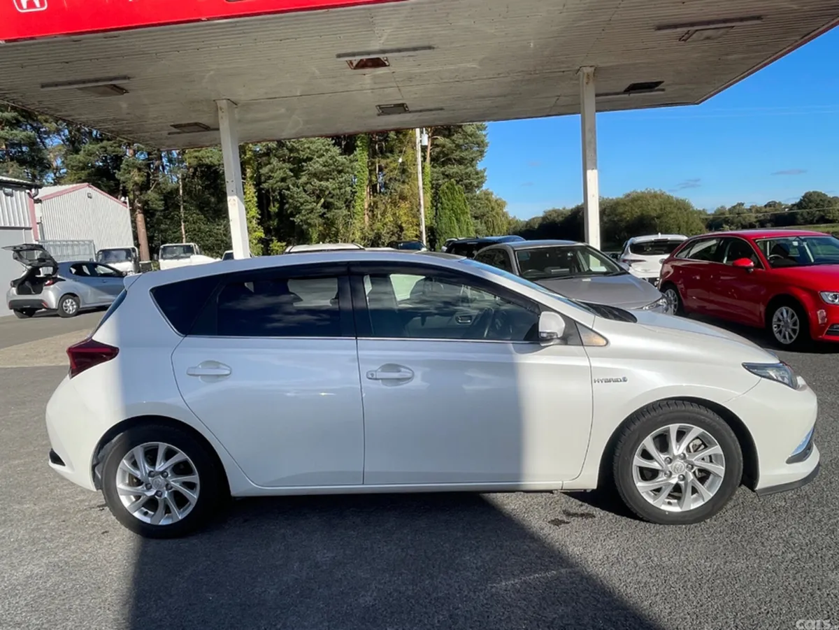 Toyota Auris Hatchback, Petrol Hybrid, 2016, White
