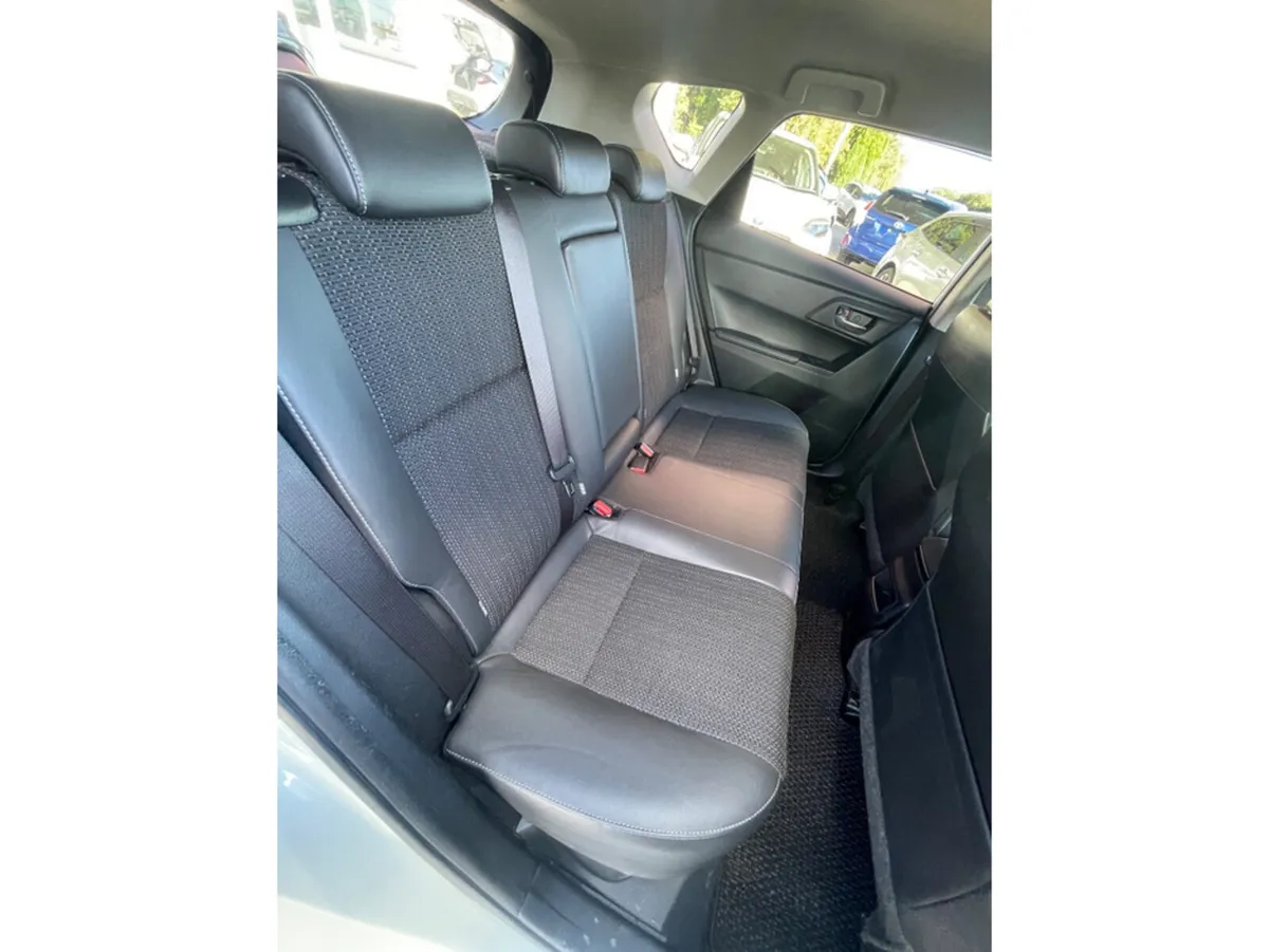 Toyota Auris Hatchback, Petrol Hybrid, 2016, White