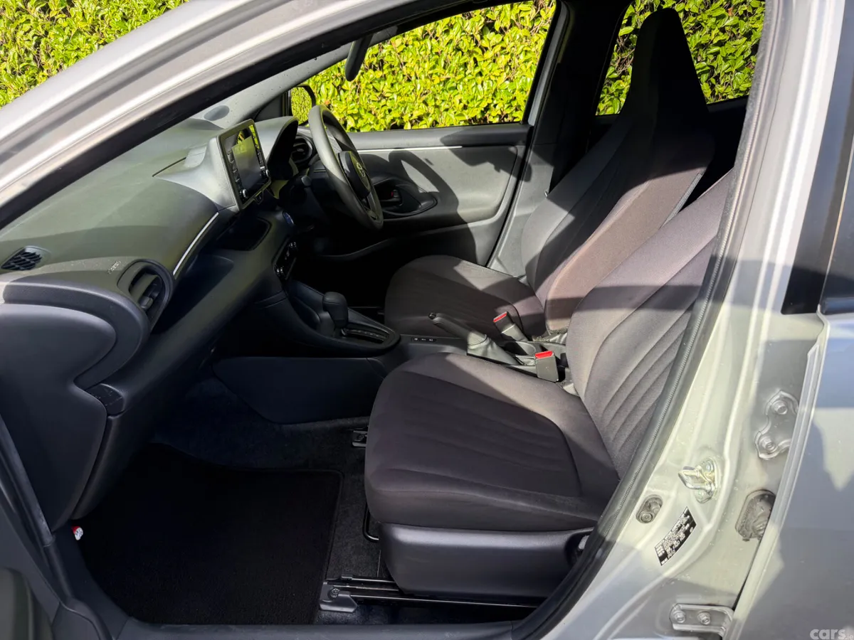 Toyota Yaris Hatchback, Petrol Hybrid, 2021, Silver
