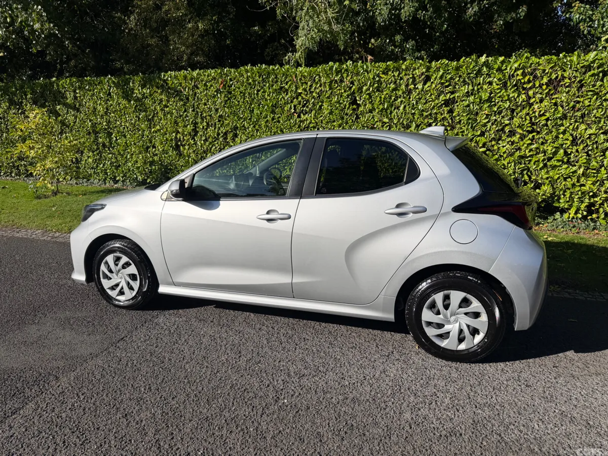 Toyota Yaris Hatchback, Petrol Hybrid, 2021, Silver