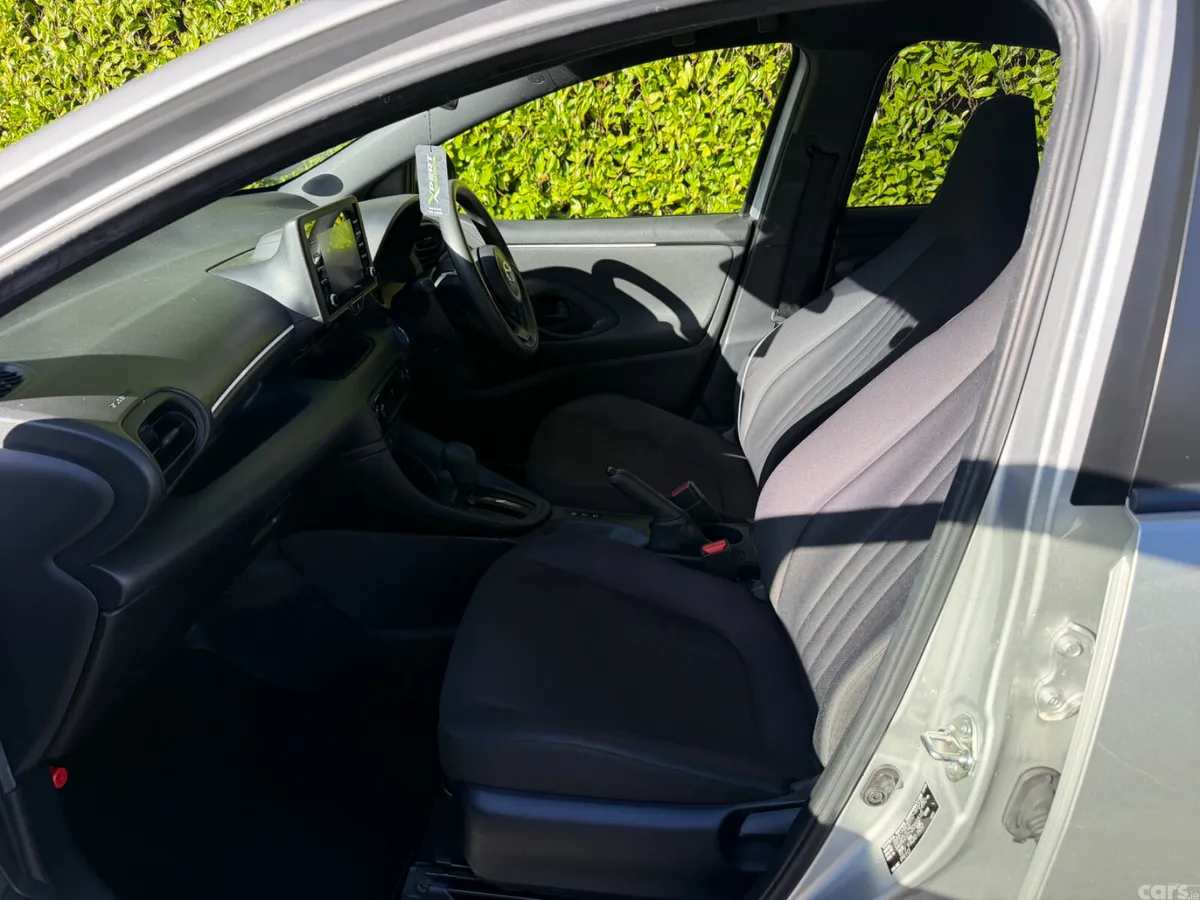 Toyota Yaris Hatchback, Petrol Hybrid, 2021, Silver
