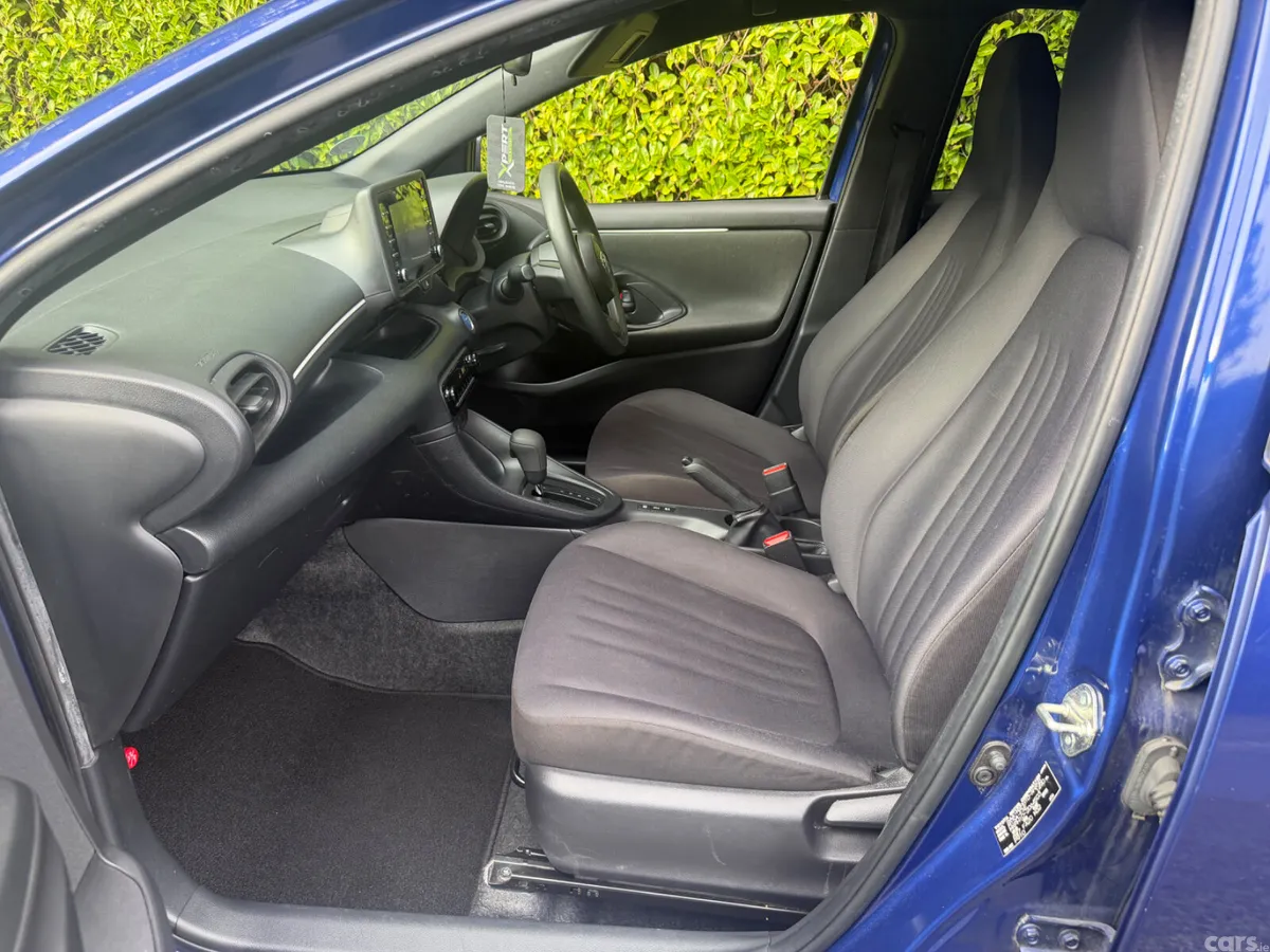 Toyota Yaris Hatchback, Petrol Hybrid, 2021, Blue