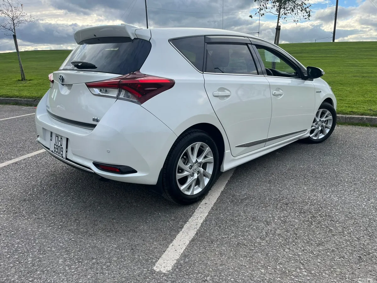 Toyota Auris Hatchback, Petrol Hybrid, 2017, White