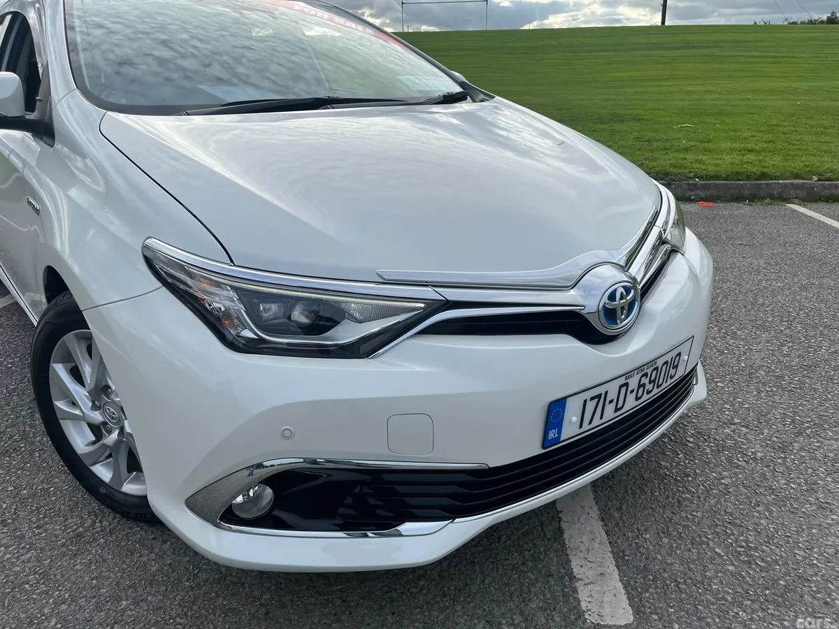 Toyota Auris Hatchback, Petrol Hybrid, 2017, White
