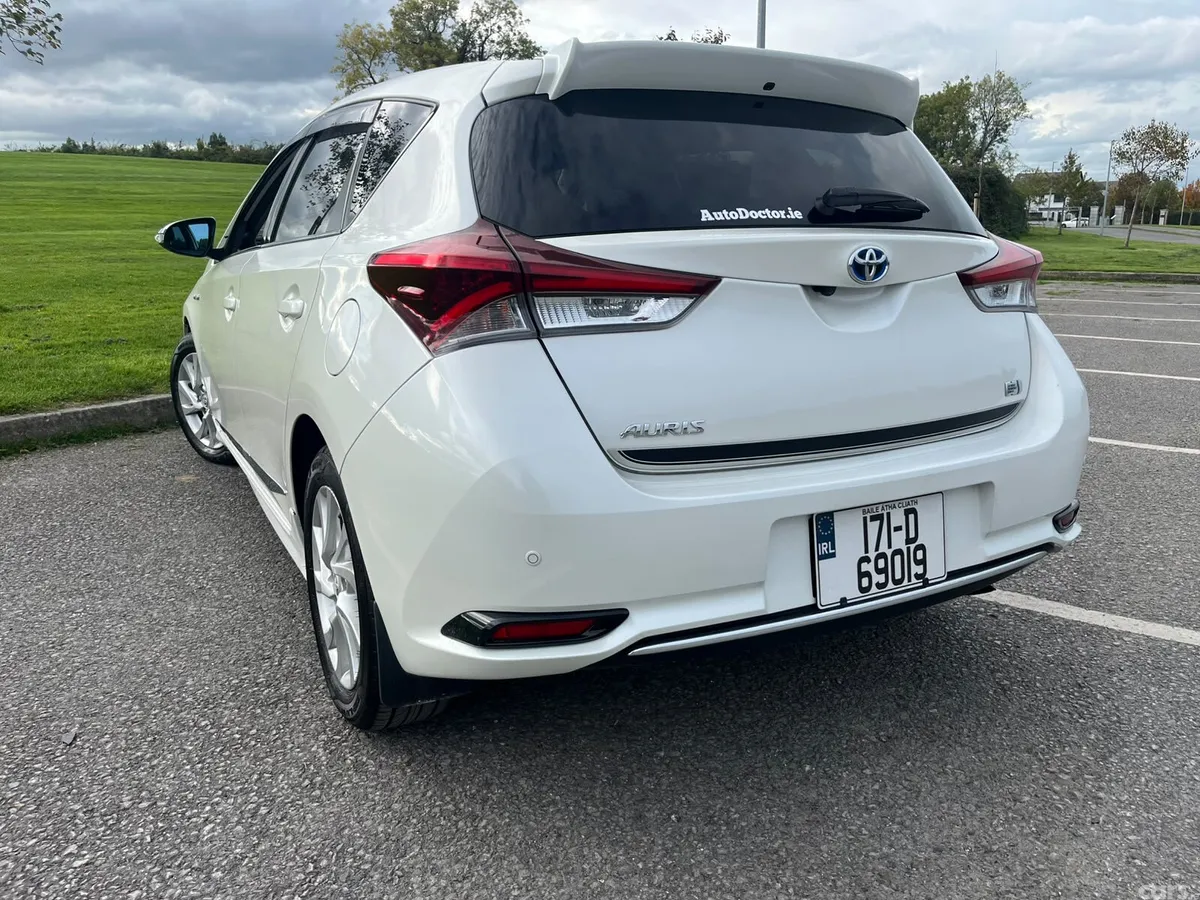 Toyota Auris Hatchback, Petrol Hybrid, 2017, White
