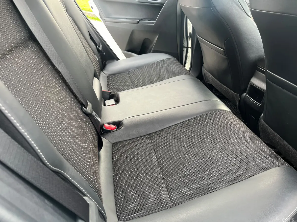 Toyota Auris Hatchback, Petrol Hybrid, 2017, White