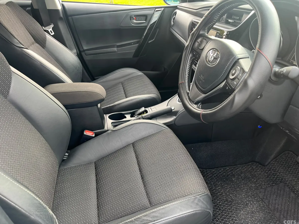 Toyota Auris Hatchback, Petrol Hybrid, 2017, White
