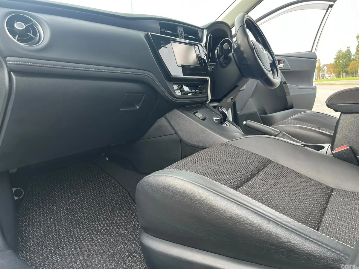 Toyota Auris Hatchback, Petrol Hybrid, 2017, White