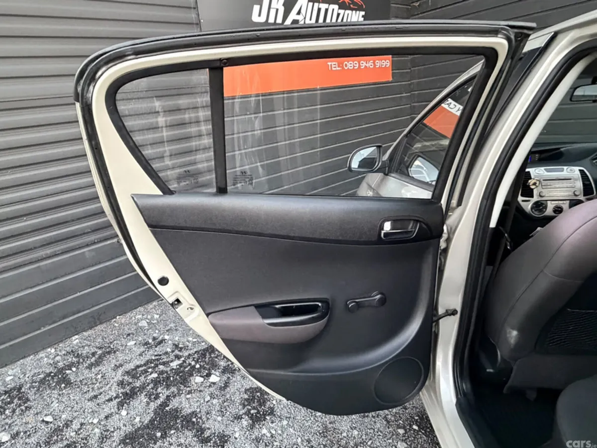 Hyundai i20 Hatchback, Petrol, 2012, Gold