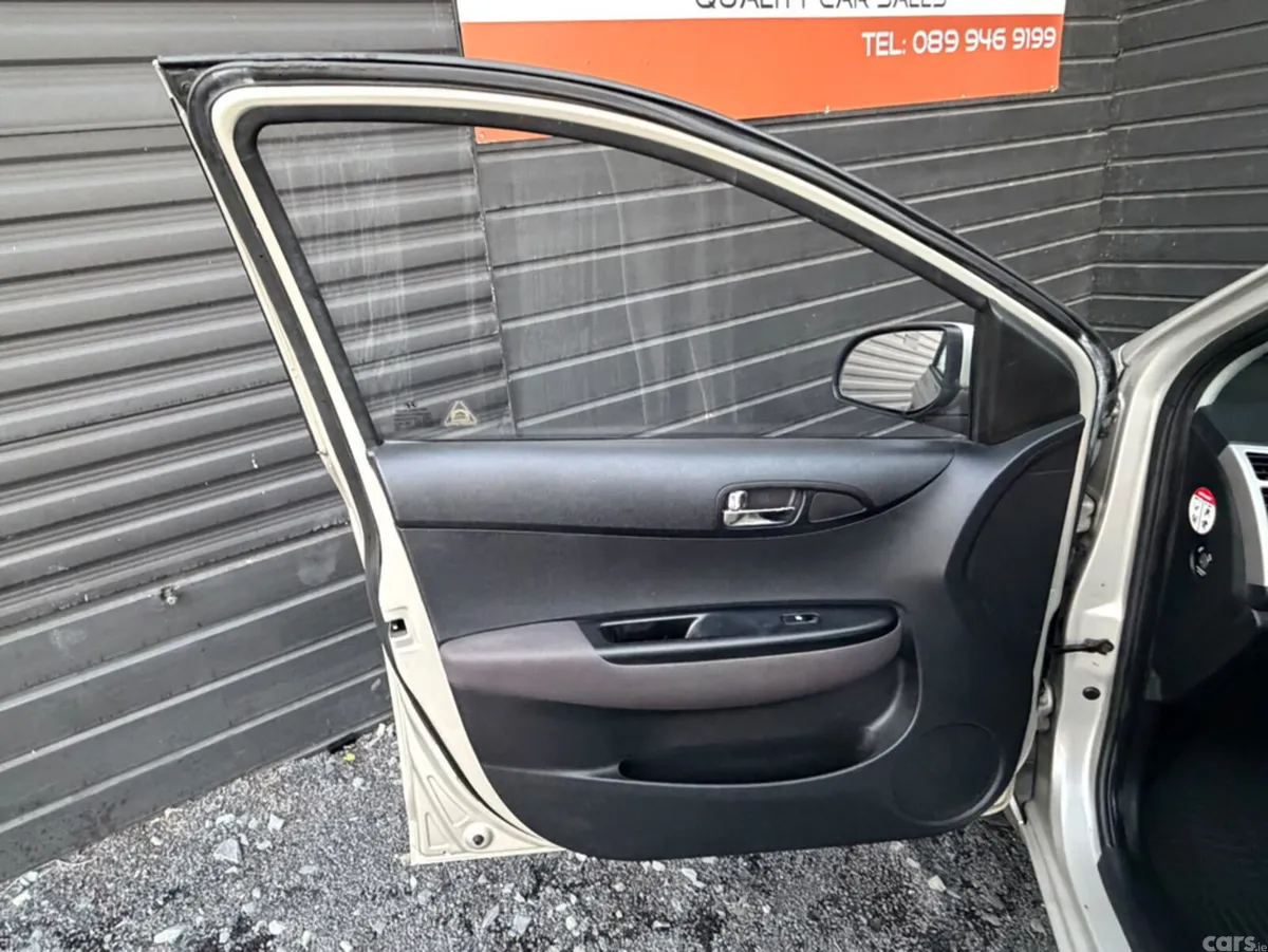 Hyundai i20 Hatchback, Petrol, 2012, Gold