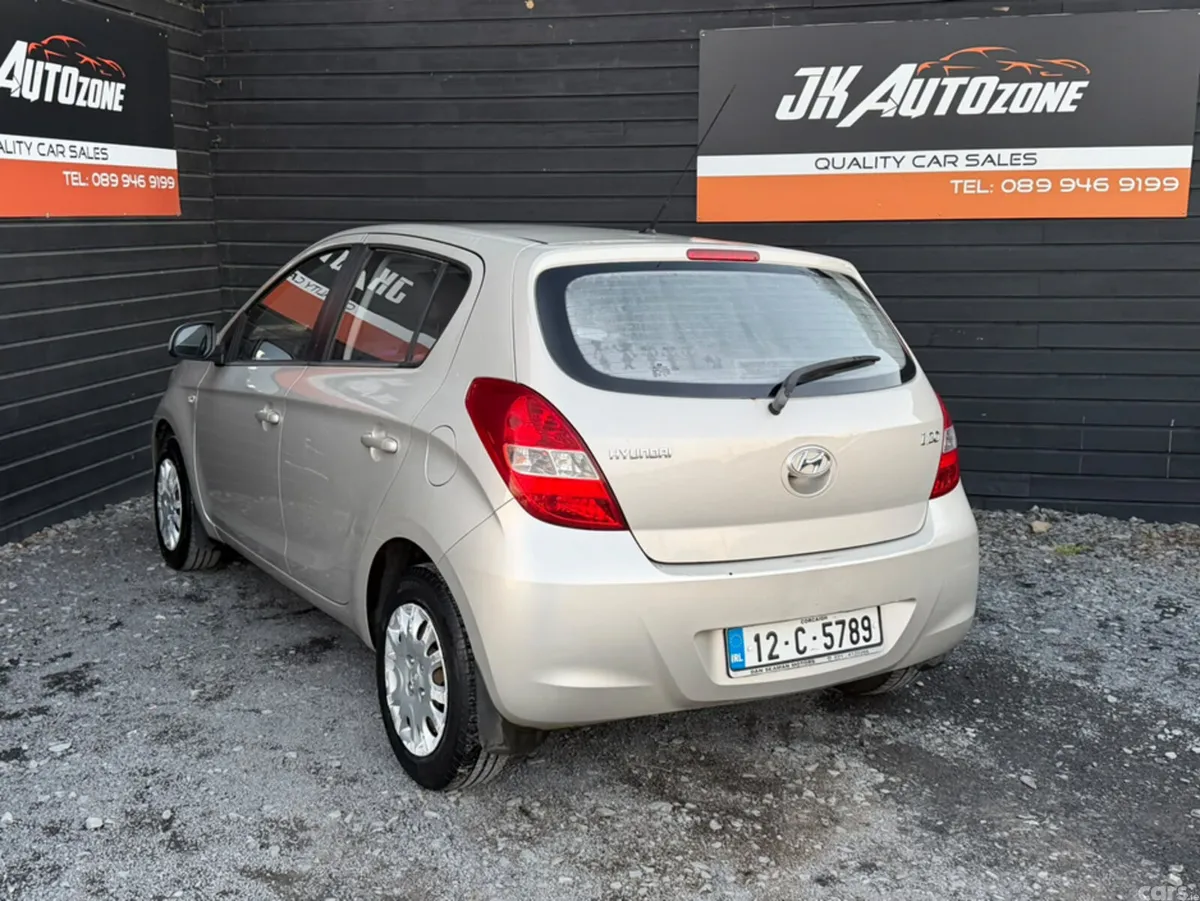 Hyundai i20 Hatchback, Petrol, 2012, Gold
