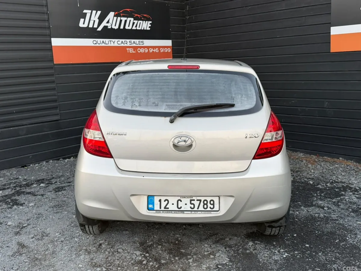 Hyundai i20 Hatchback, Petrol, 2012, Gold