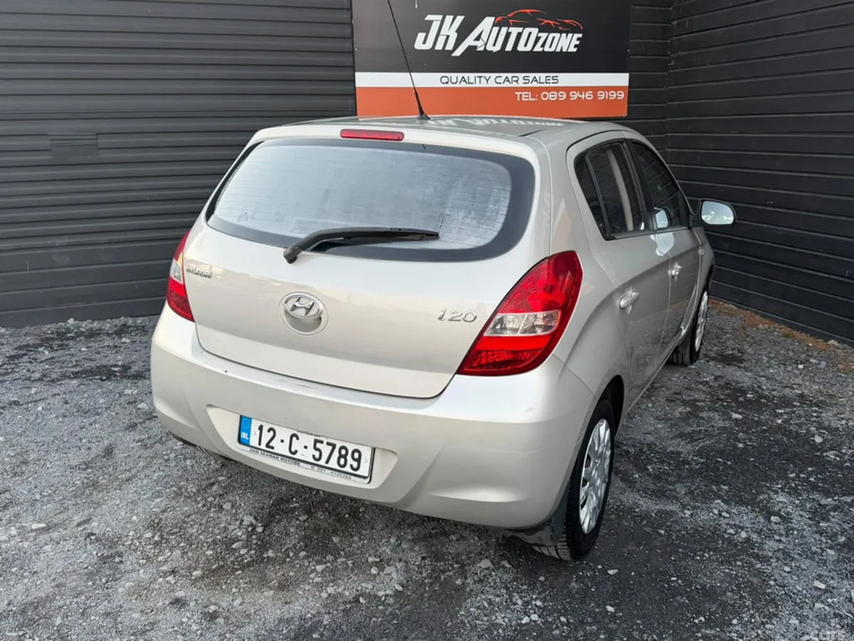 Hyundai i20 Hatchback, Petrol, 2012, Gold