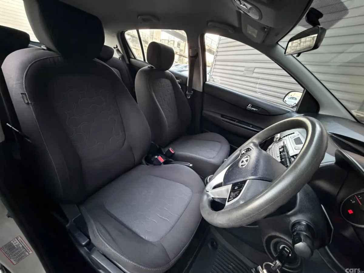 Hyundai i20 Hatchback, Petrol, 2012, Gold