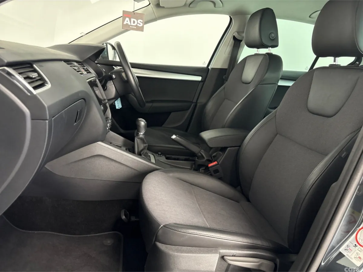Skoda Octavia Hatchback, Petrol, 2020, Grey