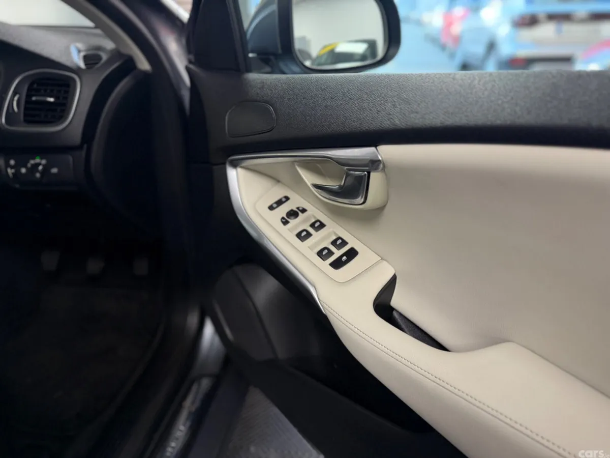 Volvo V40 Estate, Diesel, 2018, Grey
