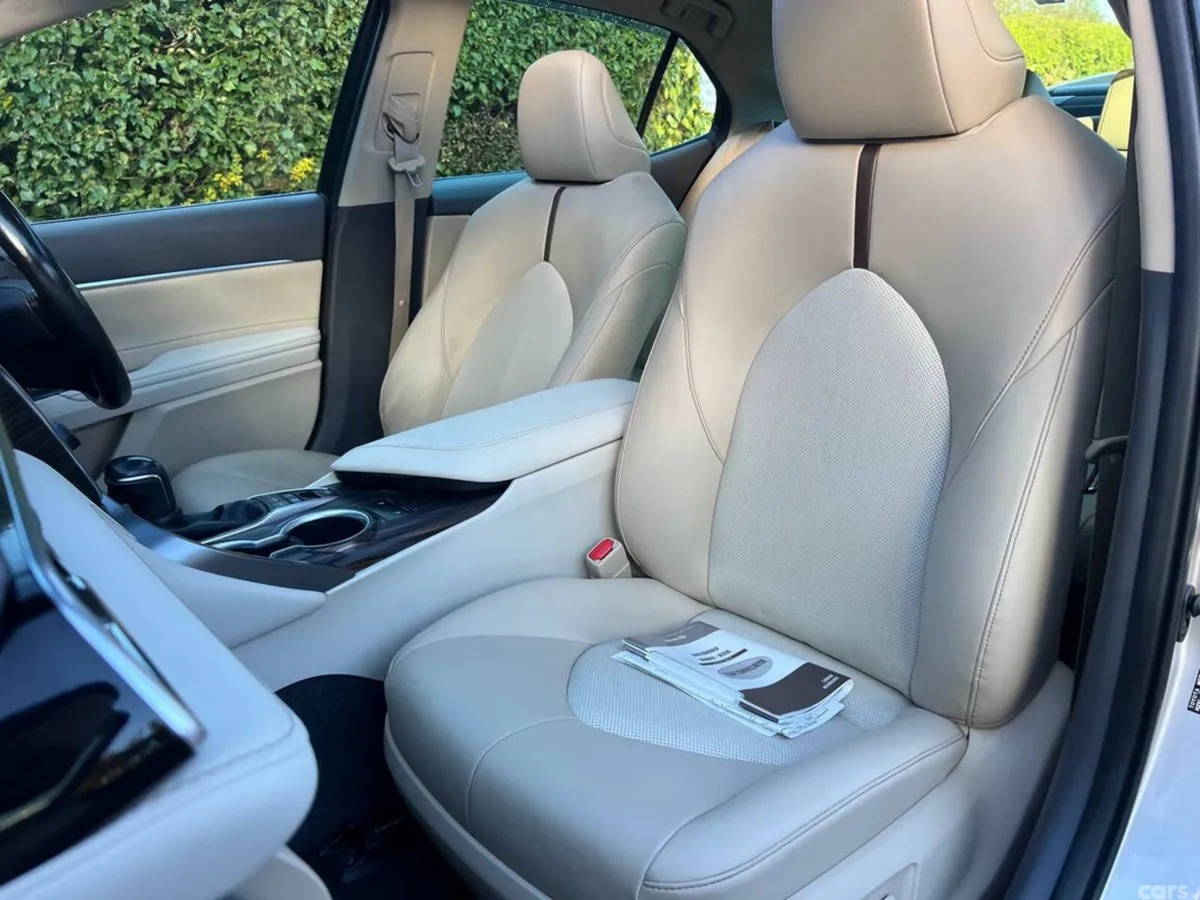 Toyota Camry Saloon, Petrol Hybrid, 2018, Gold