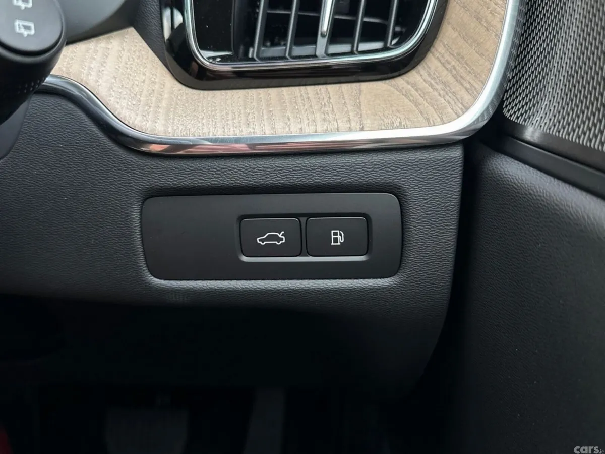Volvo XC60 SUV, Petrol Plug-in Hybrid, 2026, Black