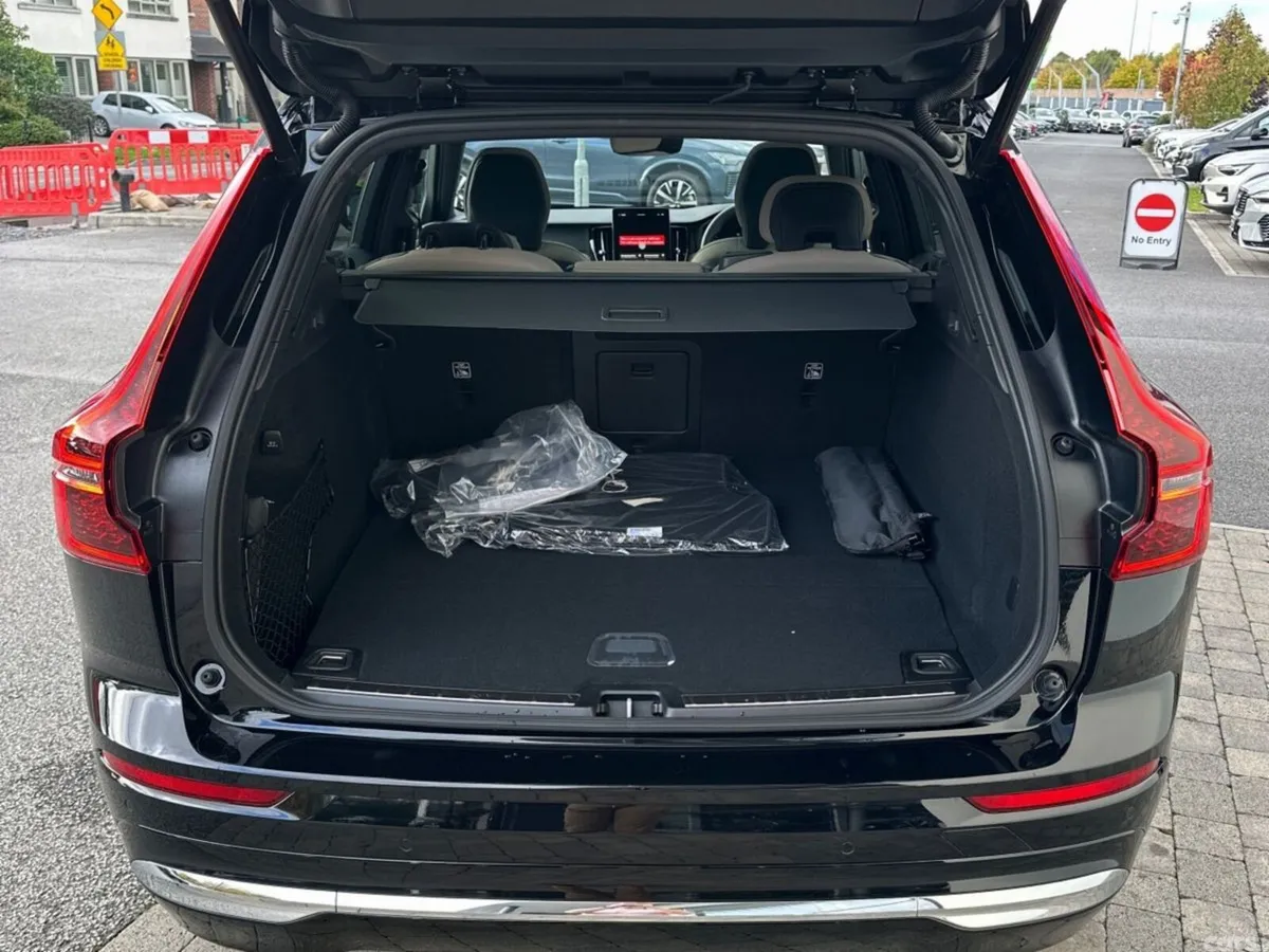 Volvo XC60 SUV, Petrol Plug-in Hybrid, 2026, Black