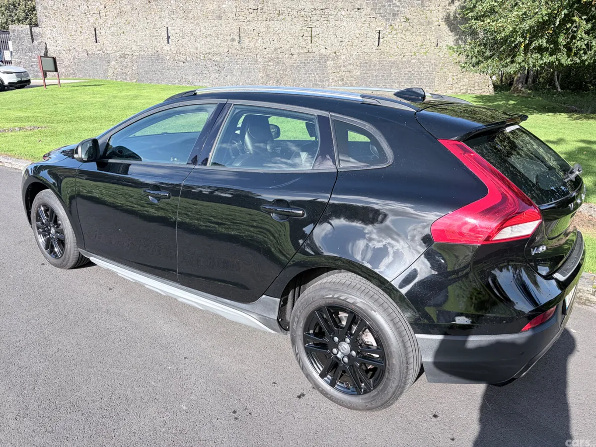 Volvo V40 Hatchback, Diesel, 2016, Black