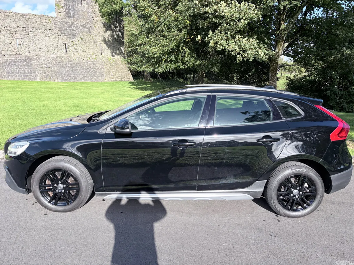 Volvo V40 Hatchback, Diesel, 2016, Black