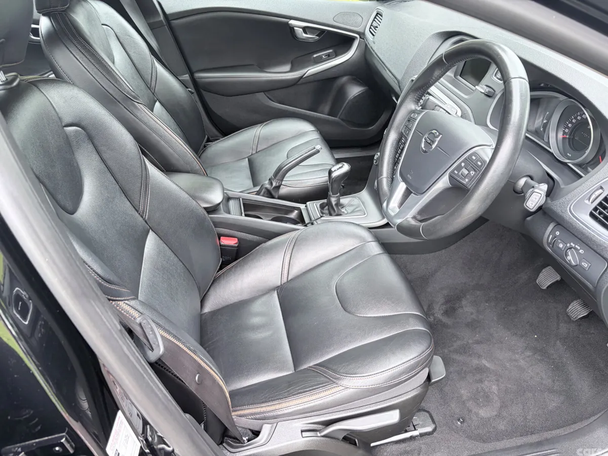 Volvo V40 Hatchback, Diesel, 2016, Black