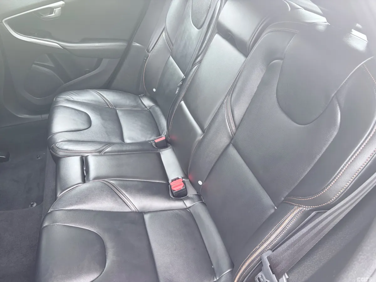Volvo V40 Hatchback, Diesel, 2016, Black