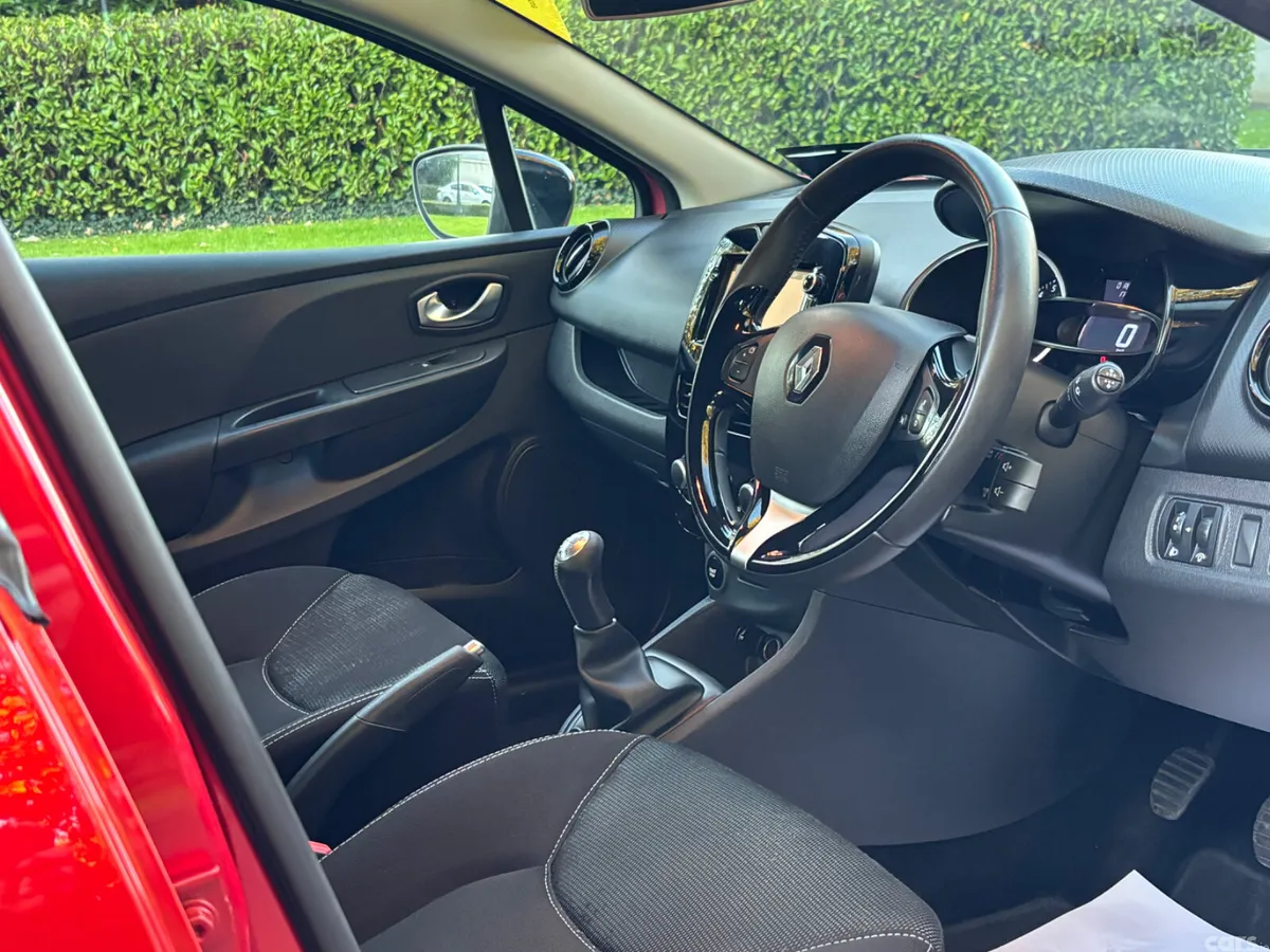 Renault Clio Hatchback, Petrol, 2016, Red