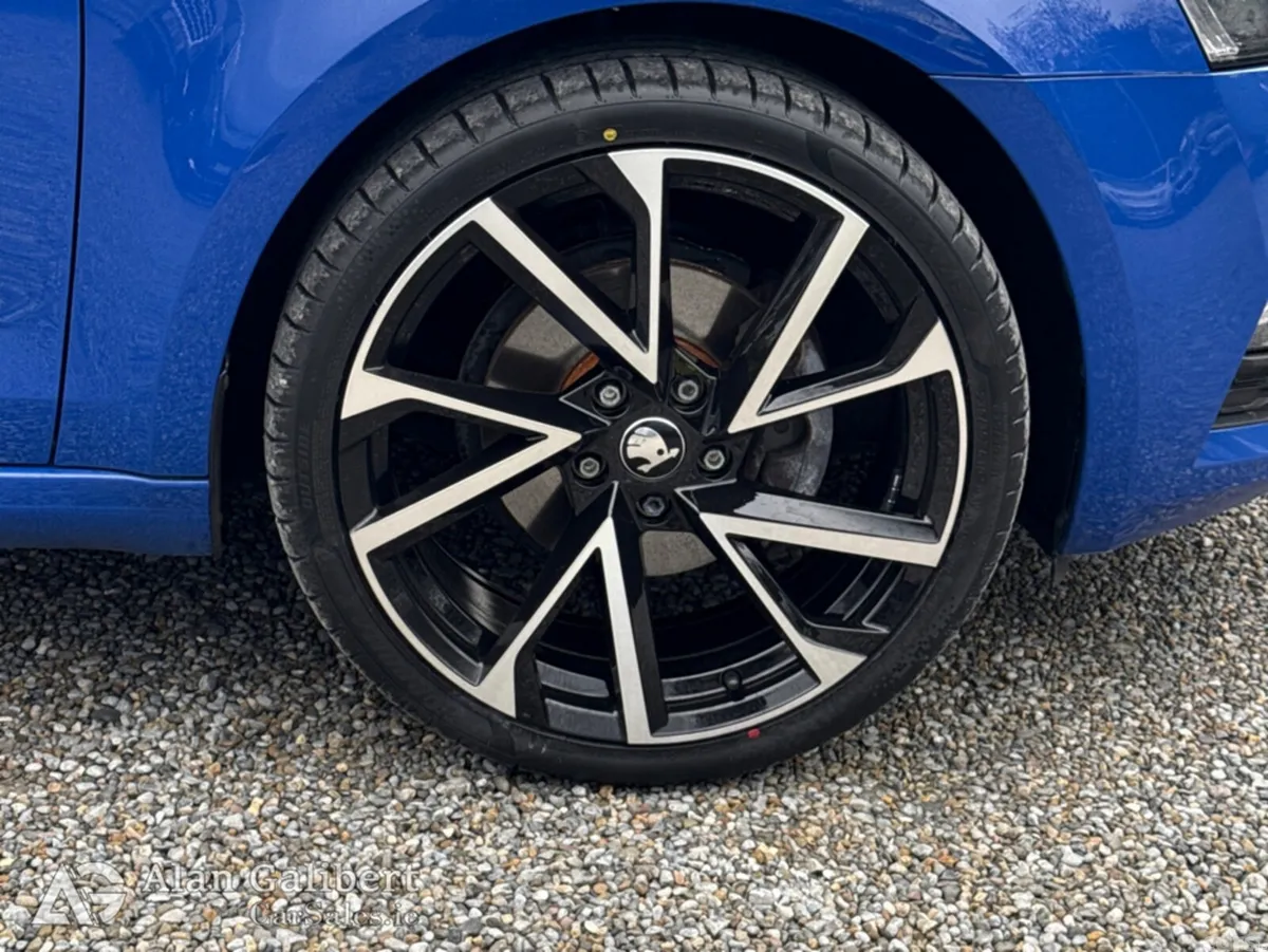 Skoda Octavia Hatchback, Petrol, 2019, Blue