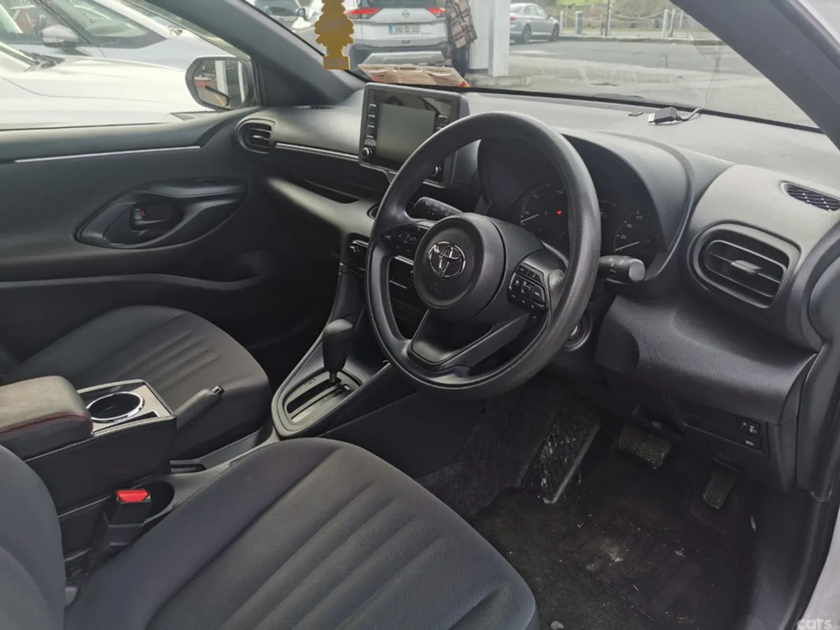 Toyota Yaris Hatchback, Petrol Hybrid, 2020, White