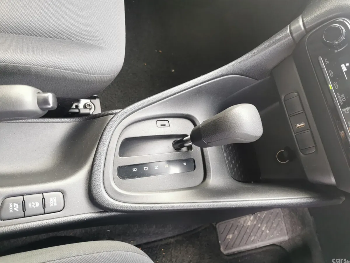 Toyota Yaris Hatchback, Petrol Hybrid, 2020, White