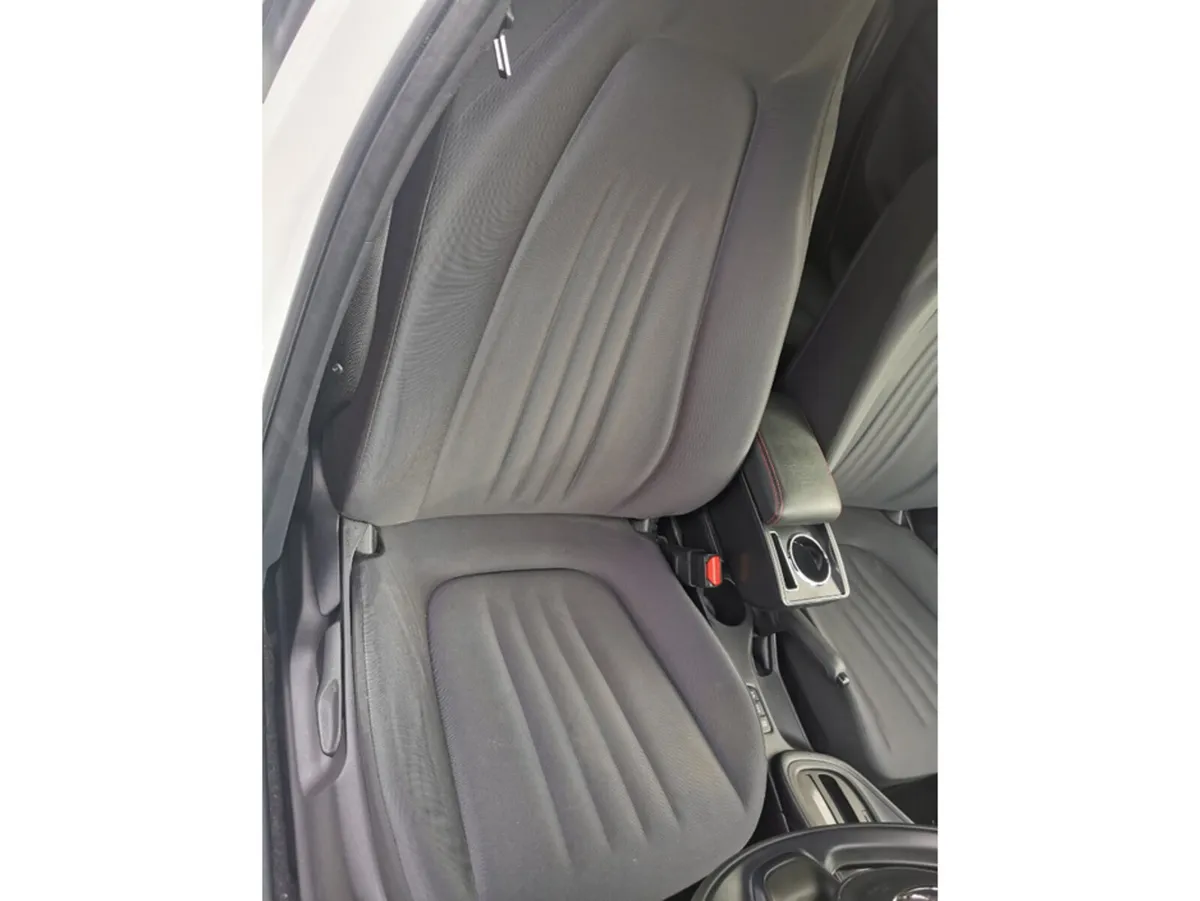 Toyota Yaris Hatchback, Petrol Hybrid, 2020, White