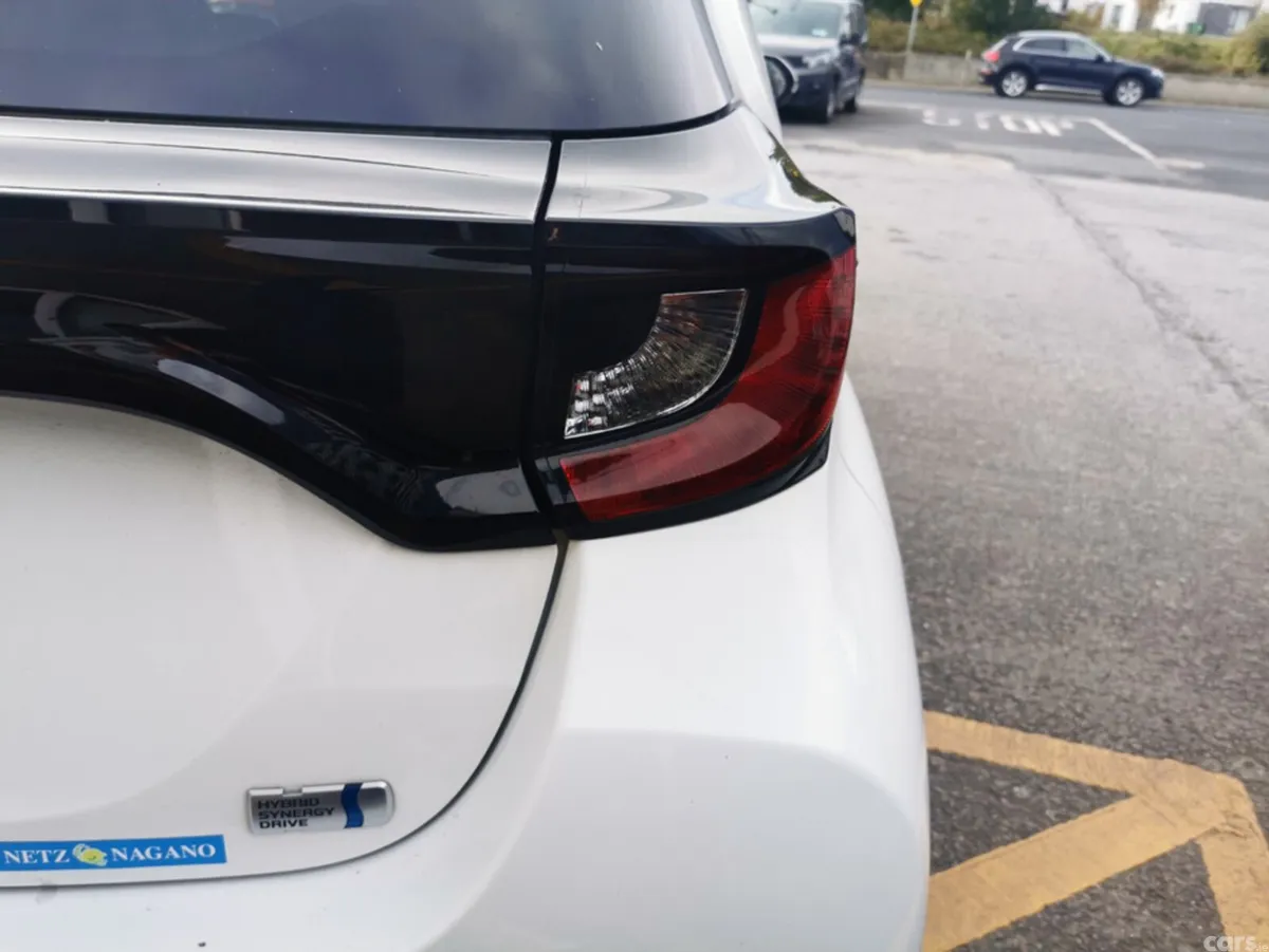 Toyota Yaris Hatchback, Petrol Hybrid, 2020, White