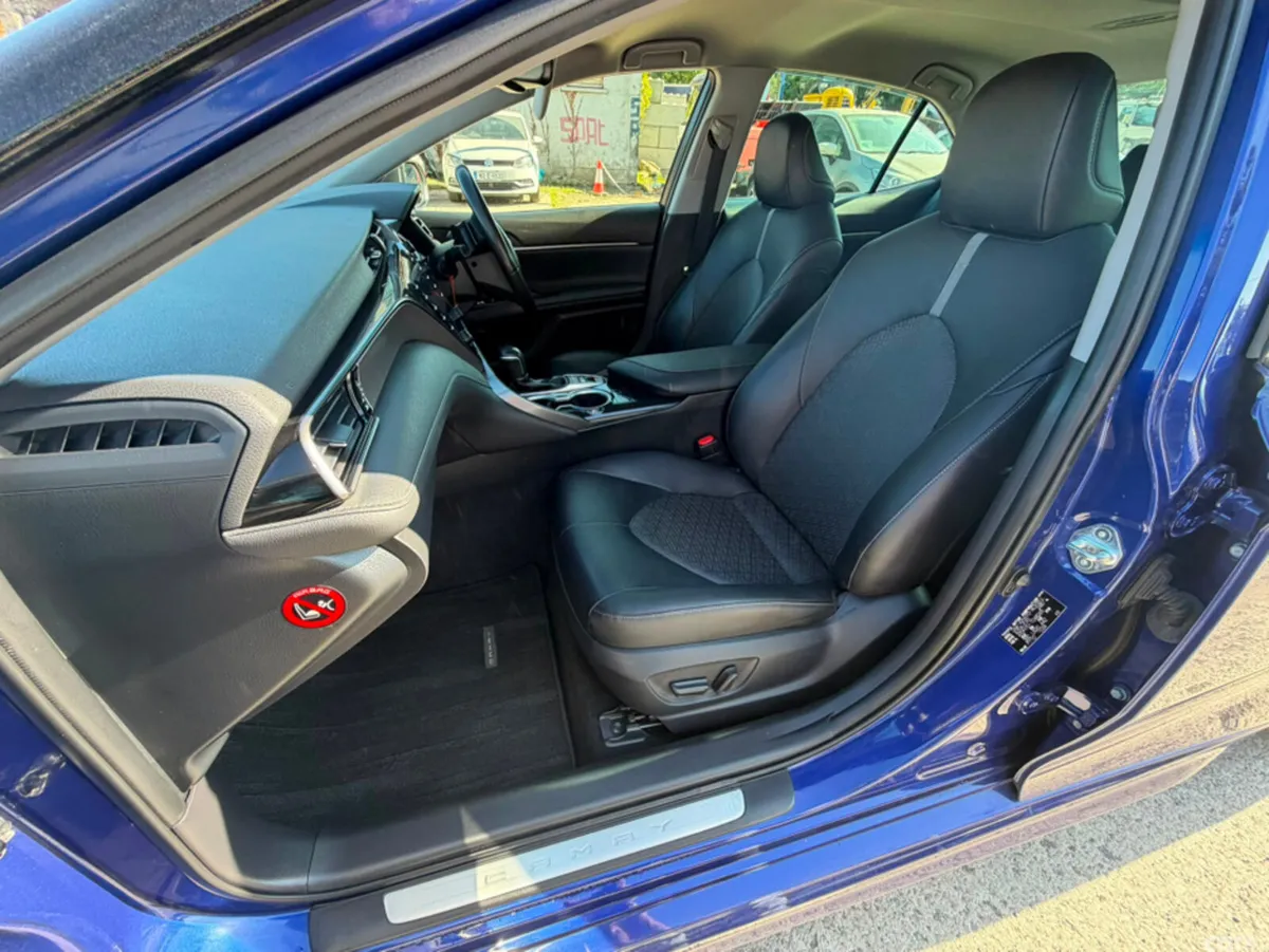 Toyota Camry Saloon, Petrol Hybrid, 2019, Blue