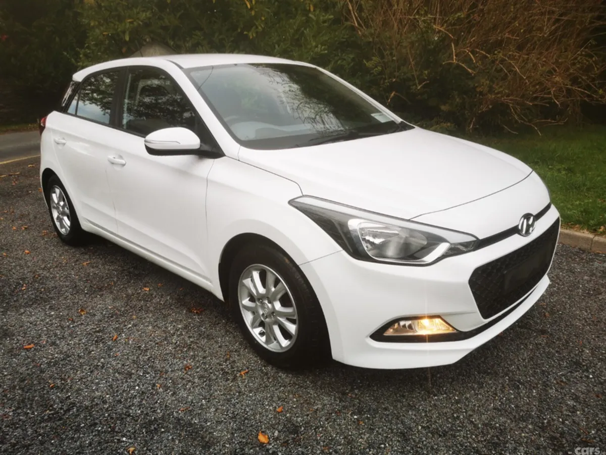 Hyundai i20 Hatchback, Petrol, 2016, White