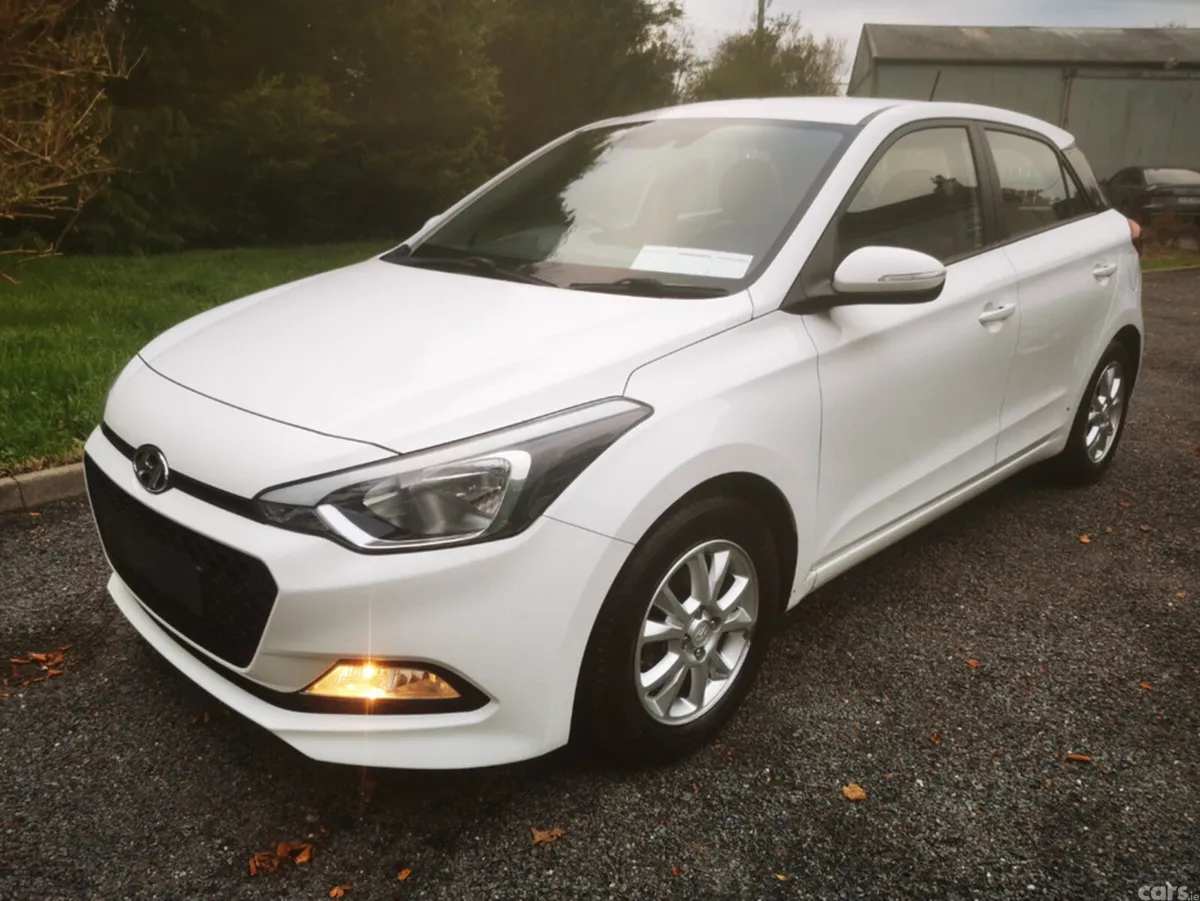 Hyundai i20 Hatchback, Petrol, 2016, White
