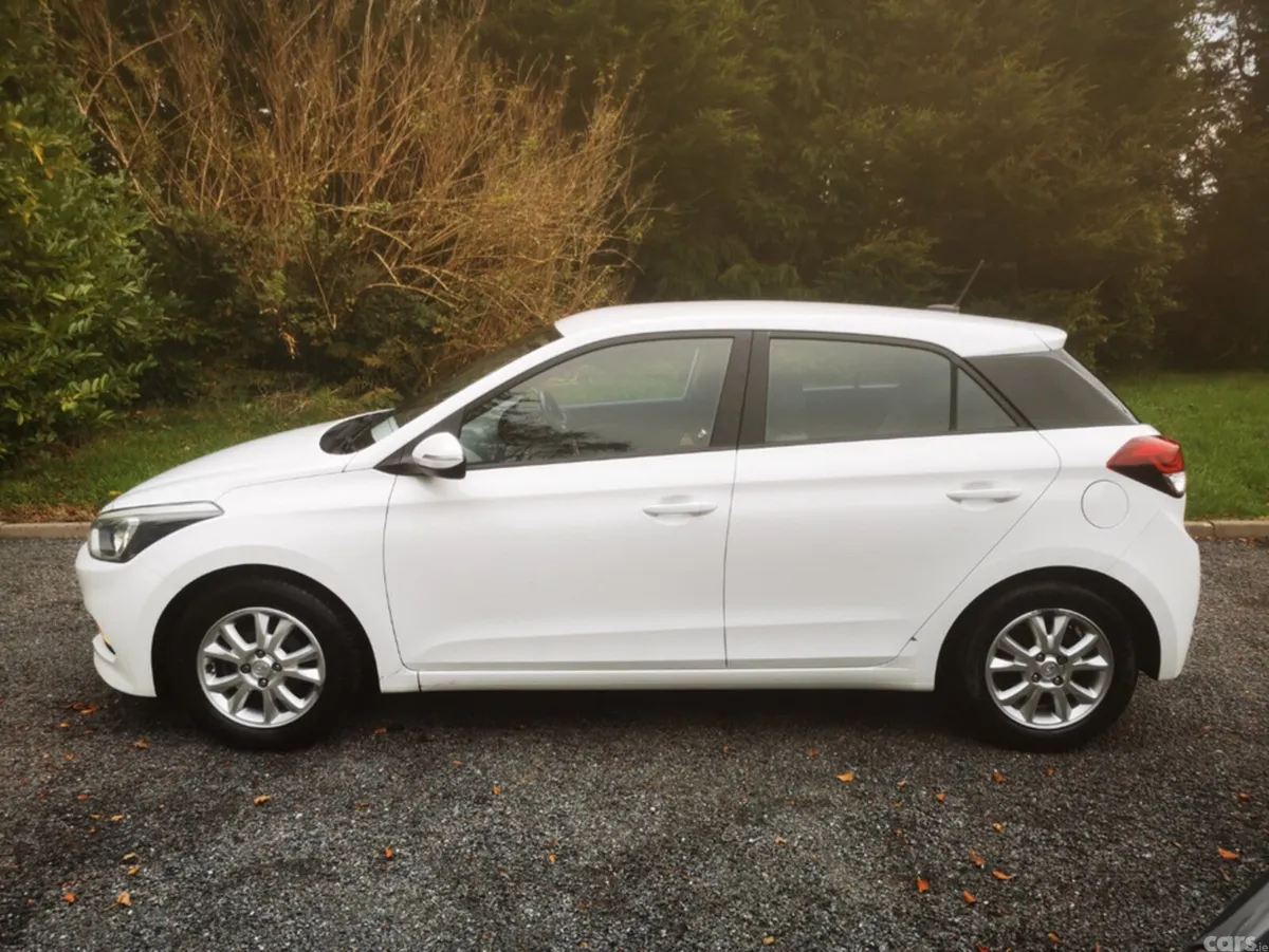 Hyundai i20 Hatchback, Petrol, 2016, White