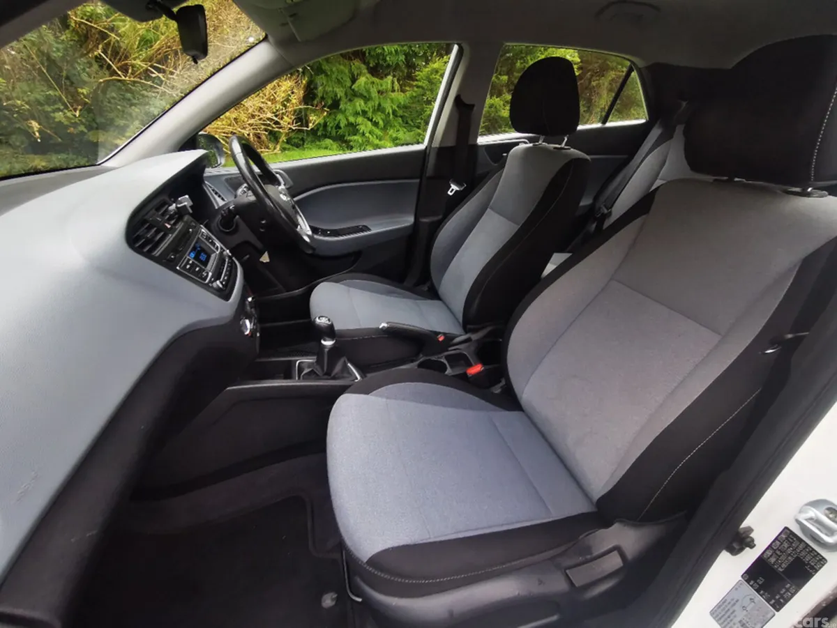 Hyundai i20 Hatchback, Petrol, 2016, White