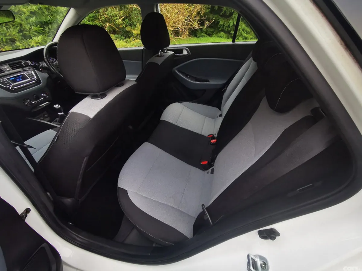 Hyundai i20 Hatchback, Petrol, 2016, White