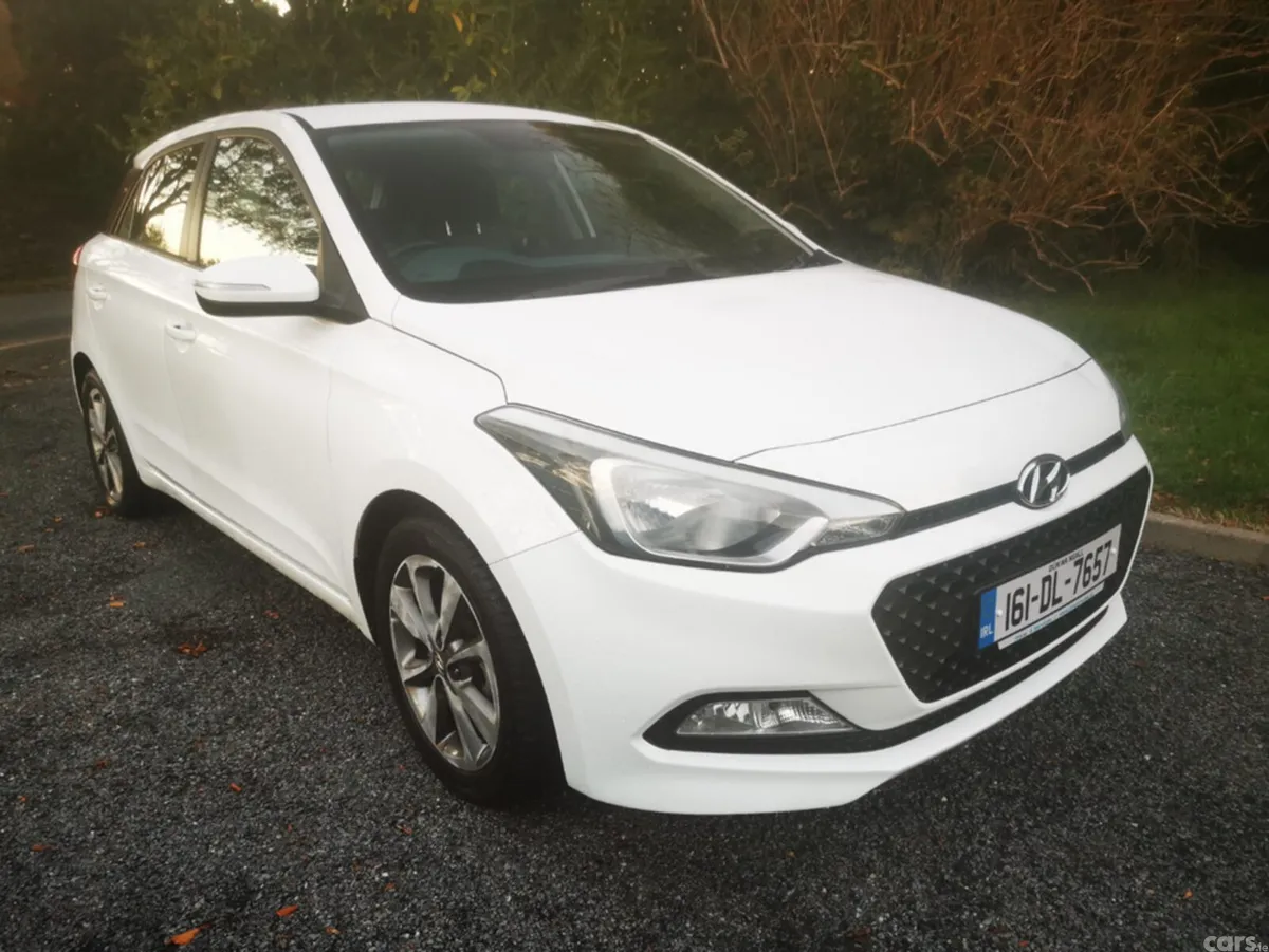 Hyundai i20 Hatchback, Petrol, 2016, White
