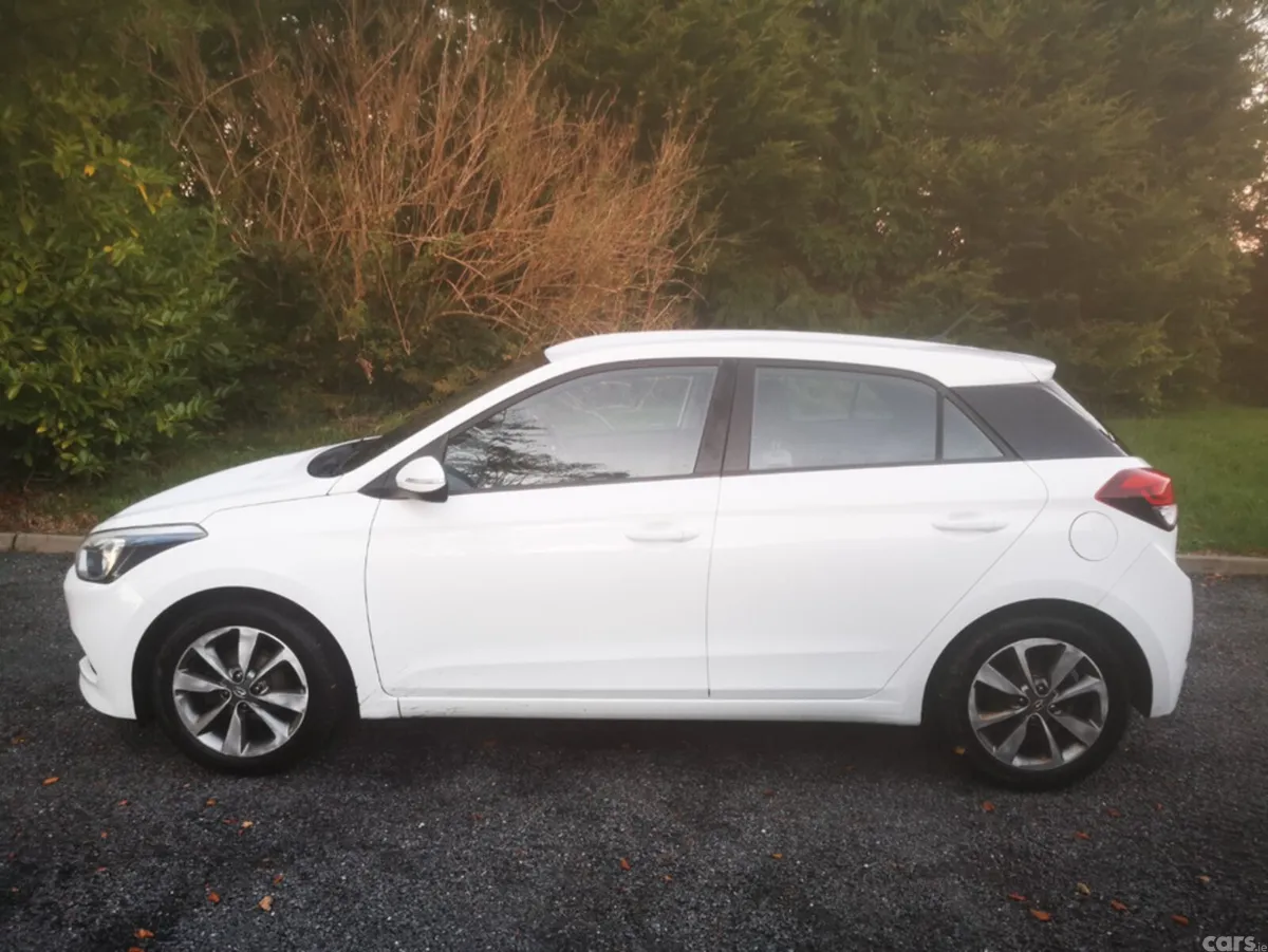 Hyundai i20 Hatchback, Petrol, 2016, White
