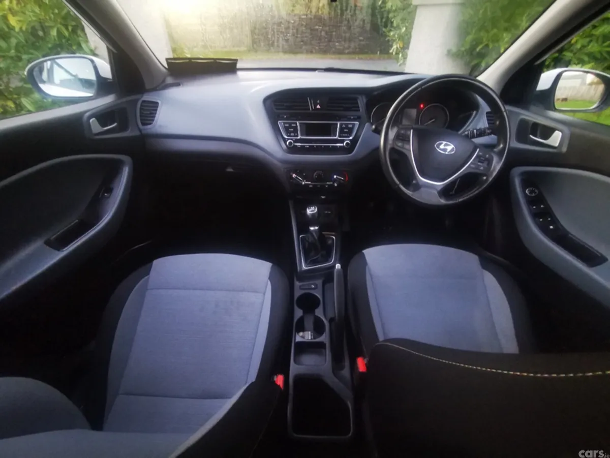 Hyundai i20 Hatchback, Petrol, 2016, White