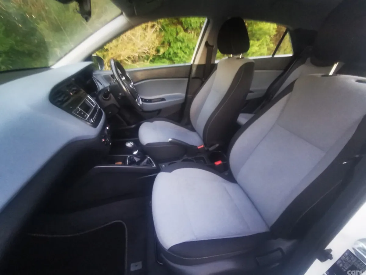 Hyundai i20 Hatchback, Petrol, 2016, White
