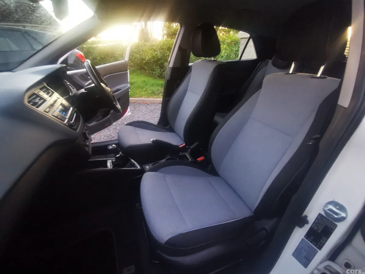 Hyundai i20 Hatchback, Petrol, 2016, White