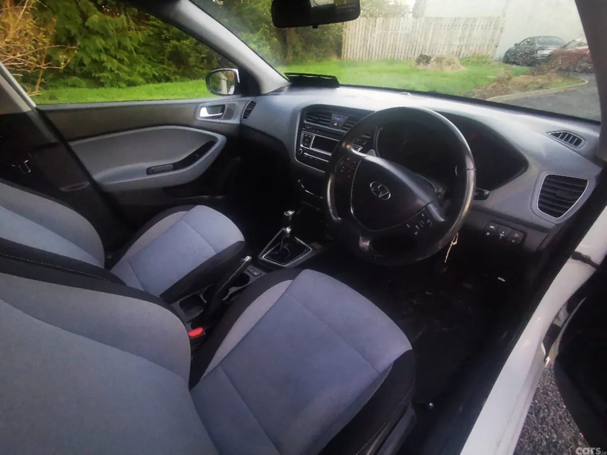 Hyundai i20 Hatchback, Petrol, 2016, White