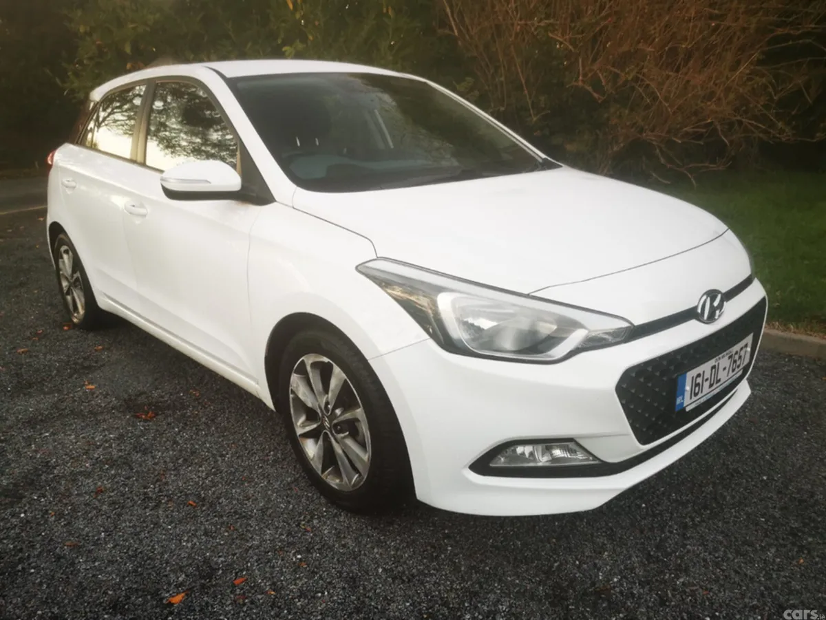 Hyundai i20 Hatchback, Petrol, 2016, White