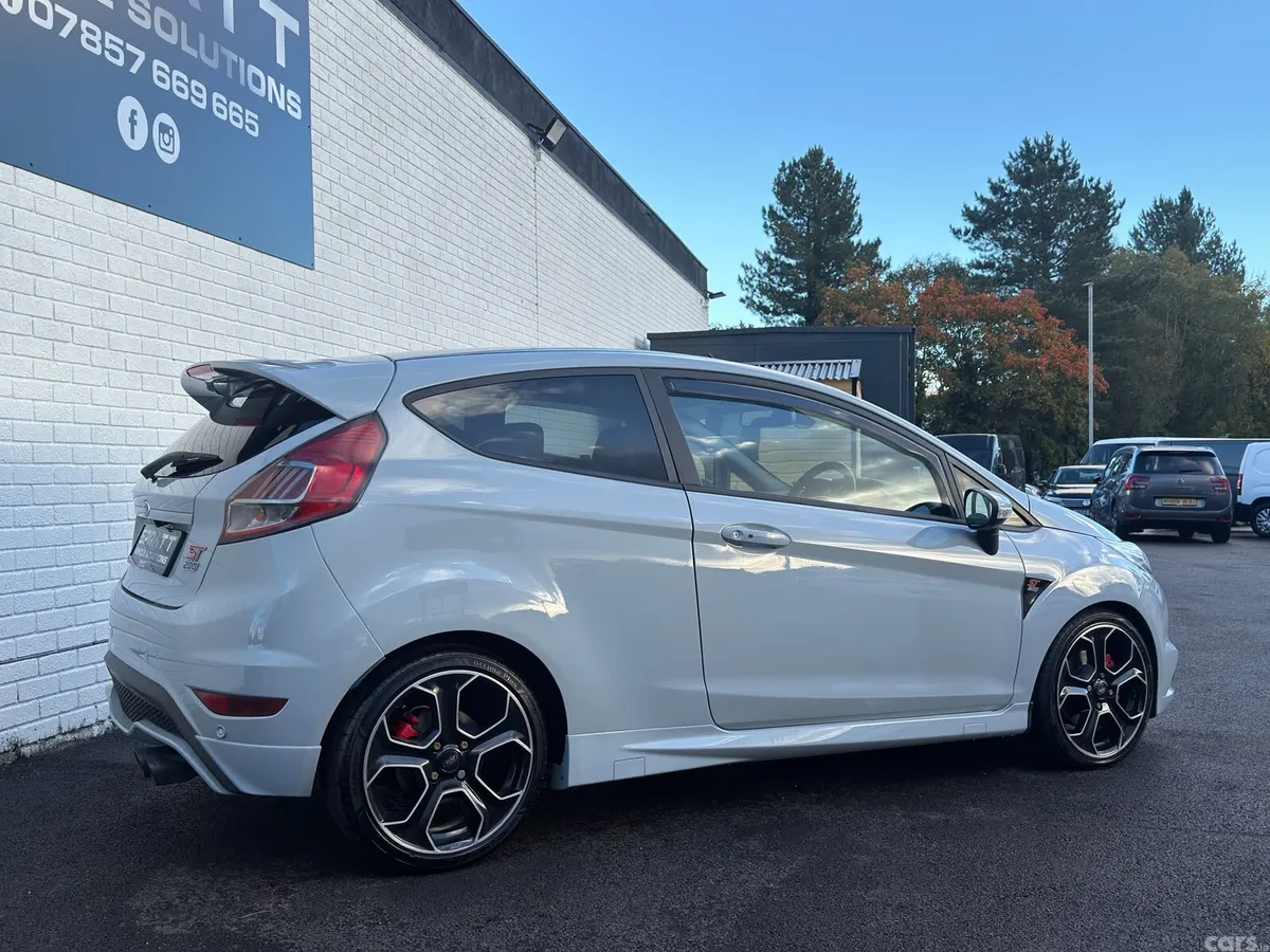 Ford Fiesta Hatchback, Petrol, 2017, Grey