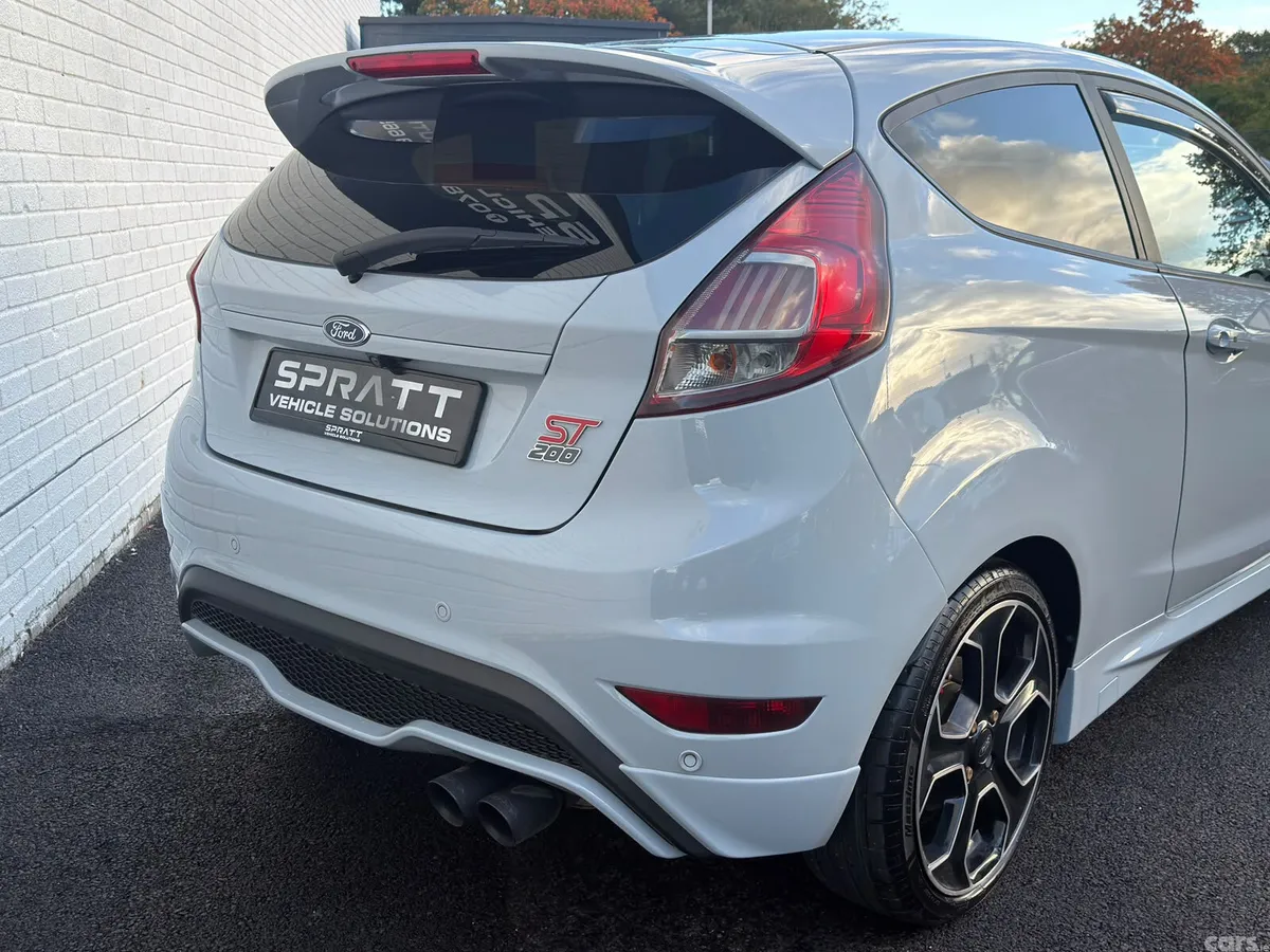 Ford Fiesta Hatchback, Petrol, 2017, Grey