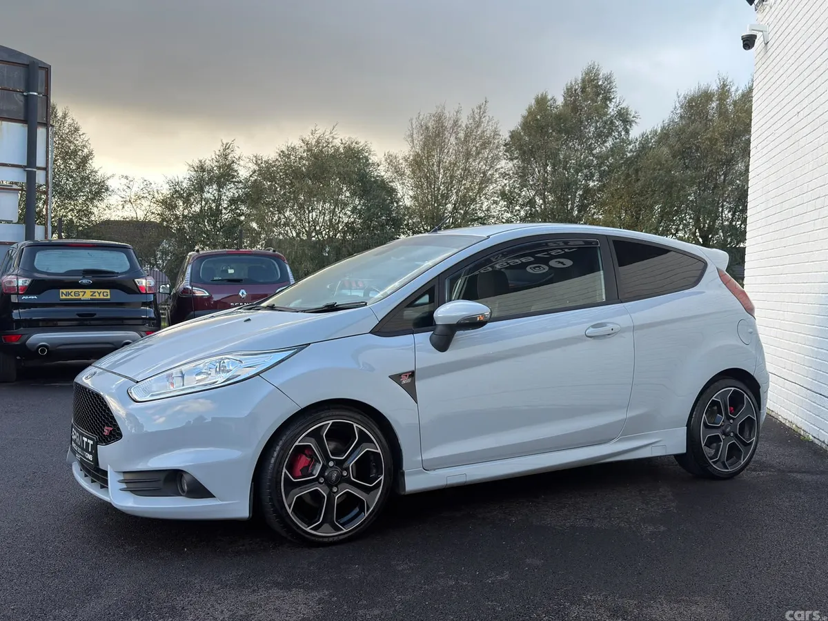 Ford Fiesta Hatchback, Petrol, 2017, Grey