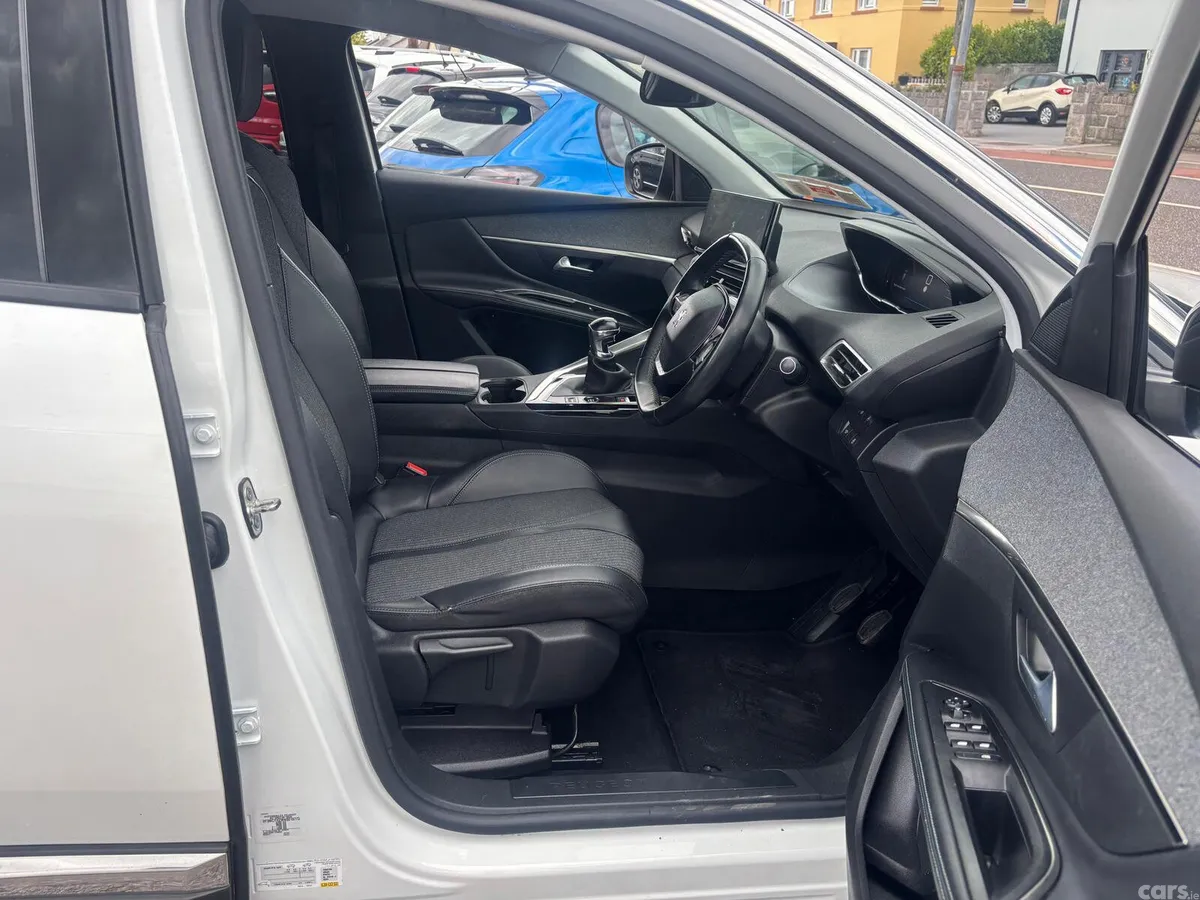 Peugeot 5008 MPV, Diesel, 2022, White